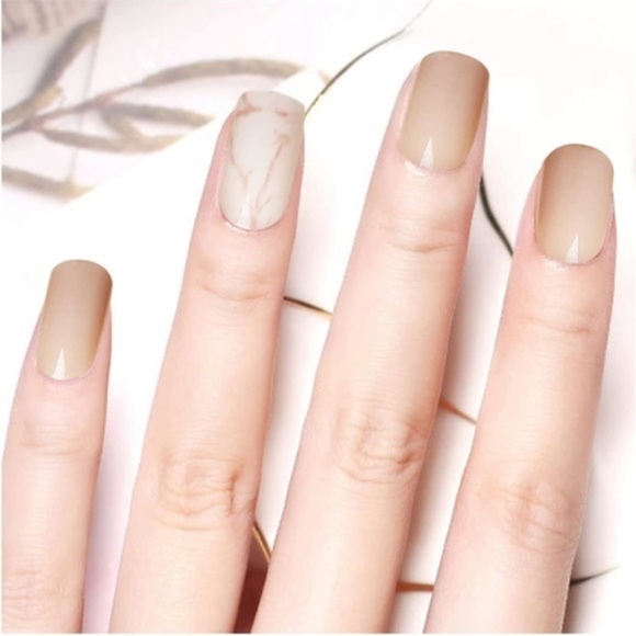 Effortless Elegance: Achieve‎ a Stunning Manicure with Reusable Press-On Nails - Picture 2 of 5